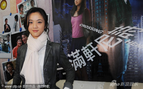 汤唯灰色外套配白围巾