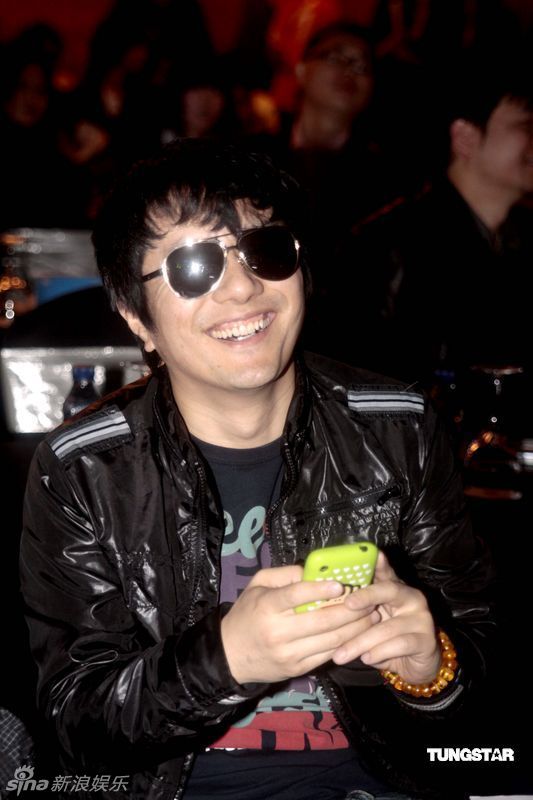 郑钧笑容灿烂