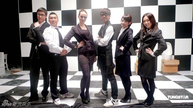 幻灯图:张敬轩拍mv当众如厕