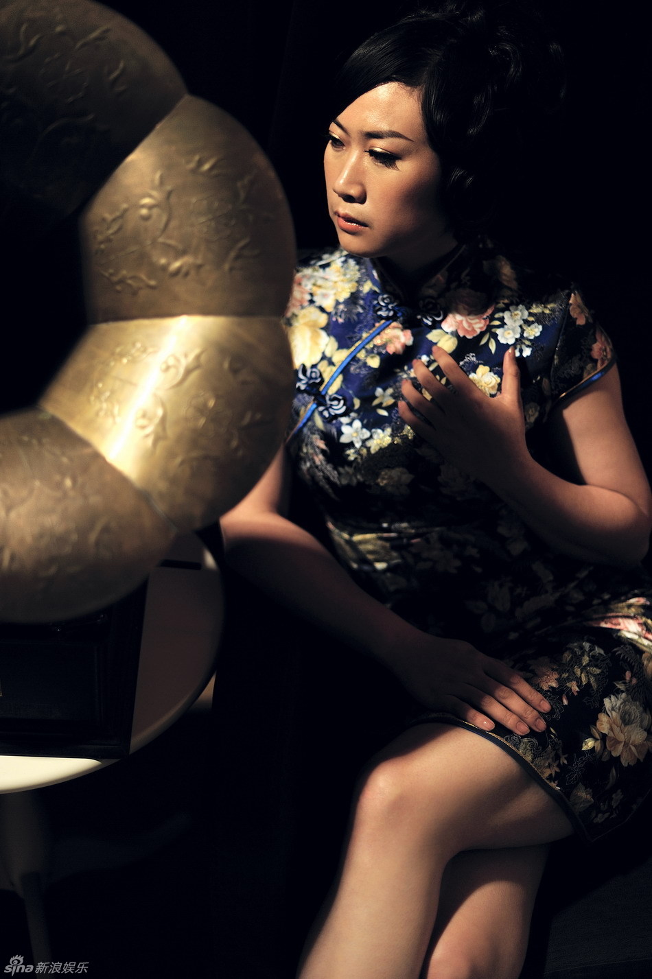 作为影片主演之一的芙蓉姐姐,瘦身成功之后她继魅惑时尚女郎,清纯邻家