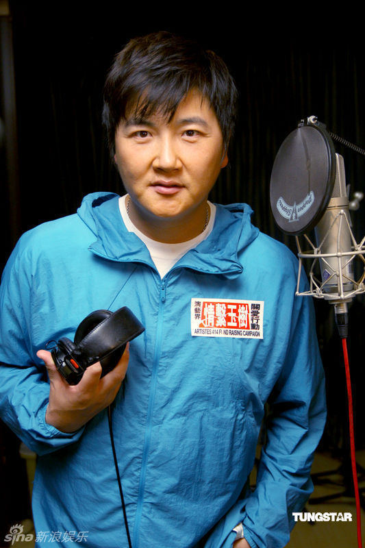 高清组图:孙楠赶录赈灾歌曲 号召大家为玉树加