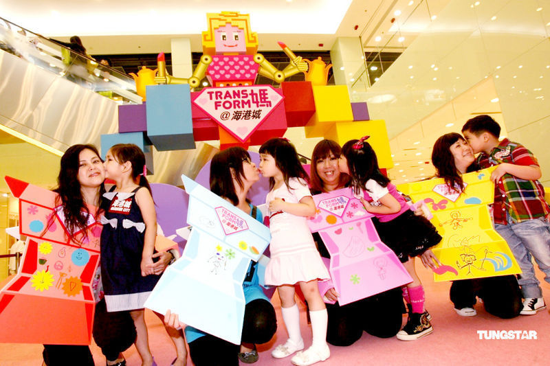 香港举办母亲节活动+小朋友向母亲表爱意