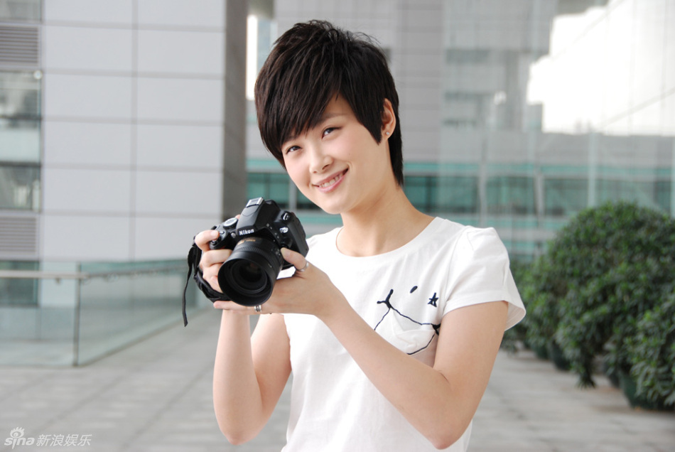 高清组图:李宇春献歌大运会 与志愿者同拍MV