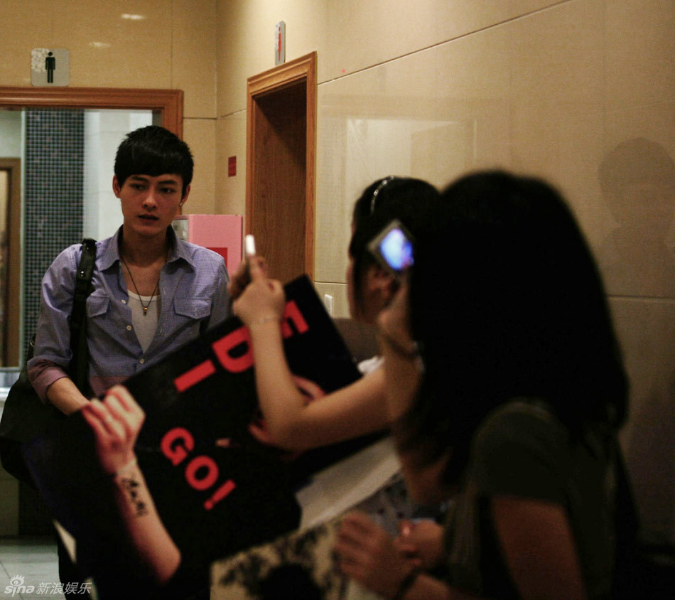 <em>快男陈翔</em>吸毒照_图库