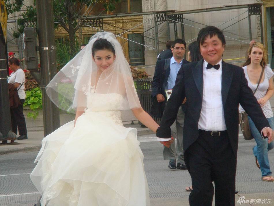 独家图:黄奕结婚照片曝光 夫妻徜徉芝加哥街头