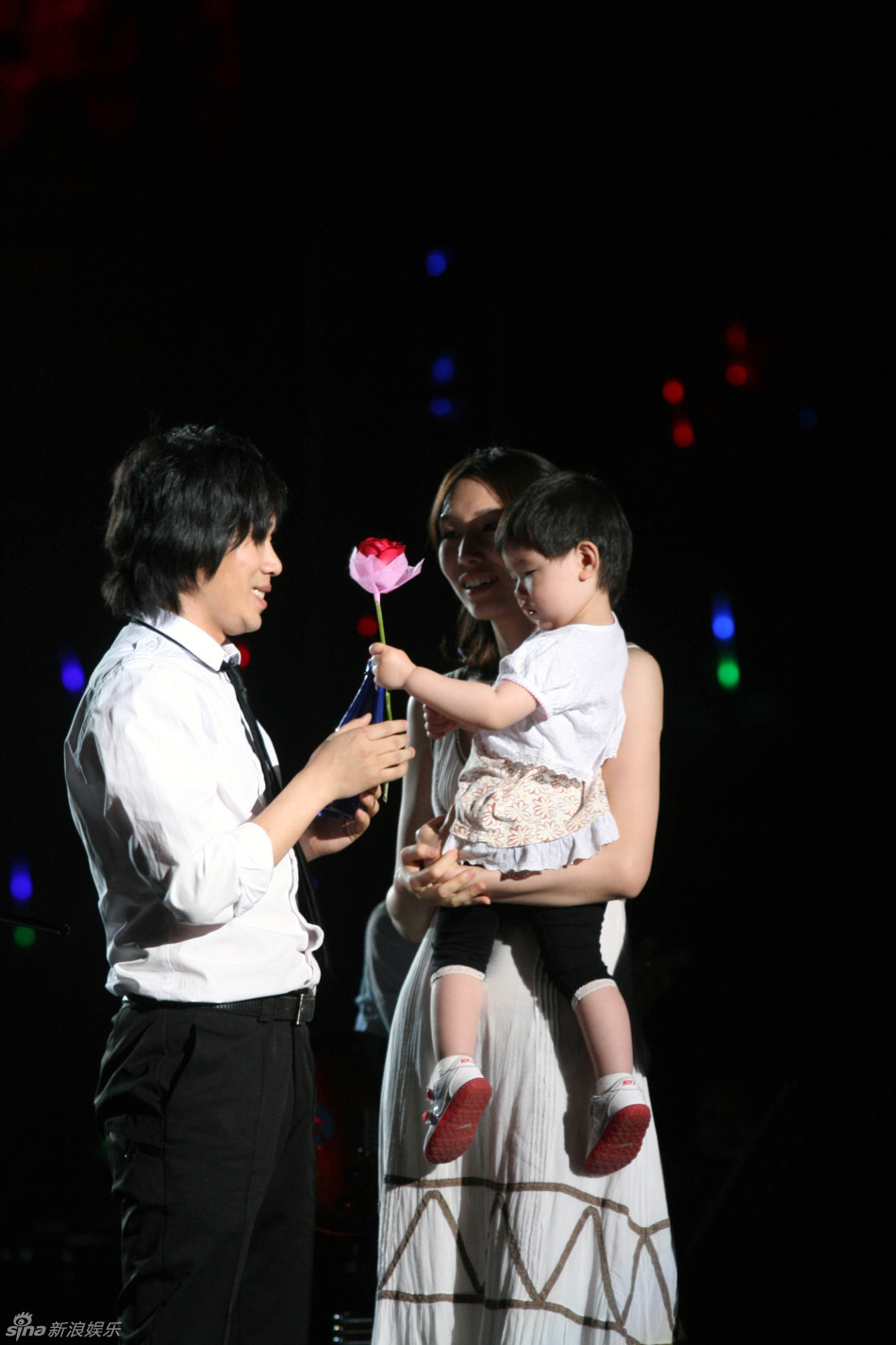  卢庚戌妻子 女儿献上鲜花