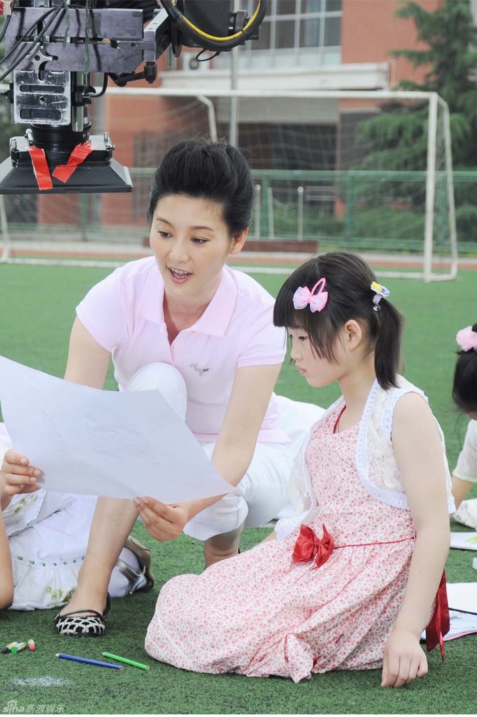 幻灯:徐帆为关爱儿童计划录制宣传片 教小朋友画画 -- 佛山E家|佛山信息网|顺德信息网|第一综合信息门户网-FSEHOME.COM