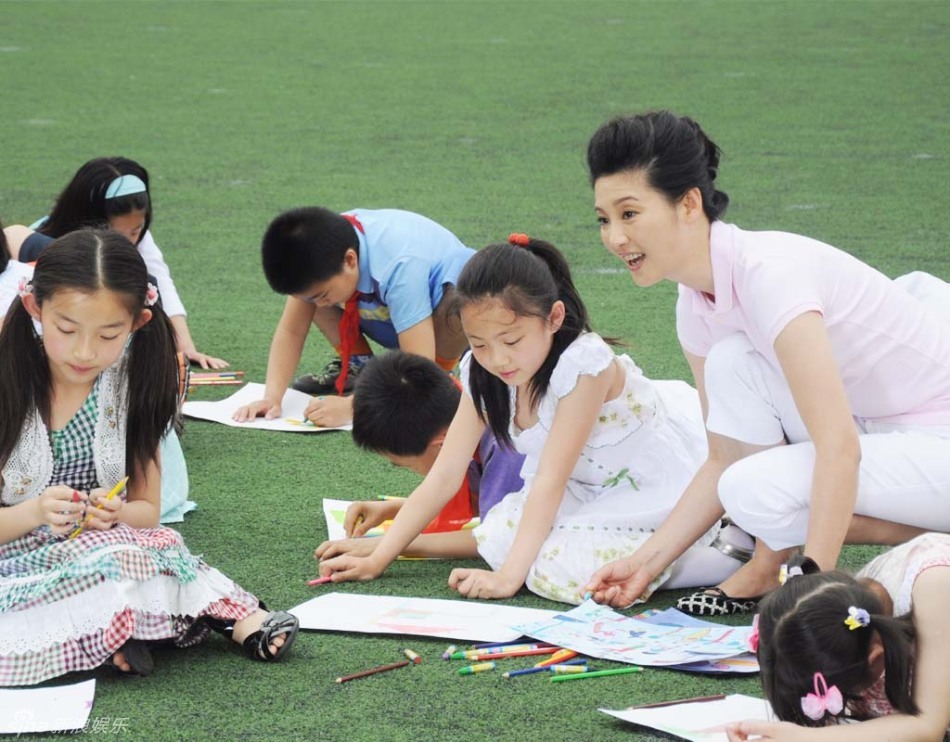 幻灯: 徐帆 为关爱 儿童 计划录制宣传片 教 小朋友 