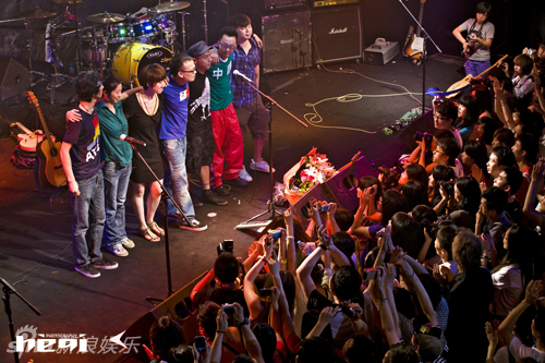 乐队现场拉胯 703_91147_473498.jpg