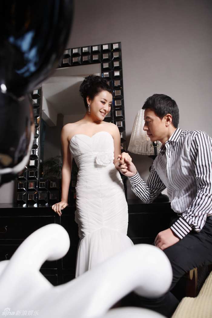 幻灯图:于洋王雅捷婚纱写真 执子之手秀甜蜜爱情_高清图集_新浪网