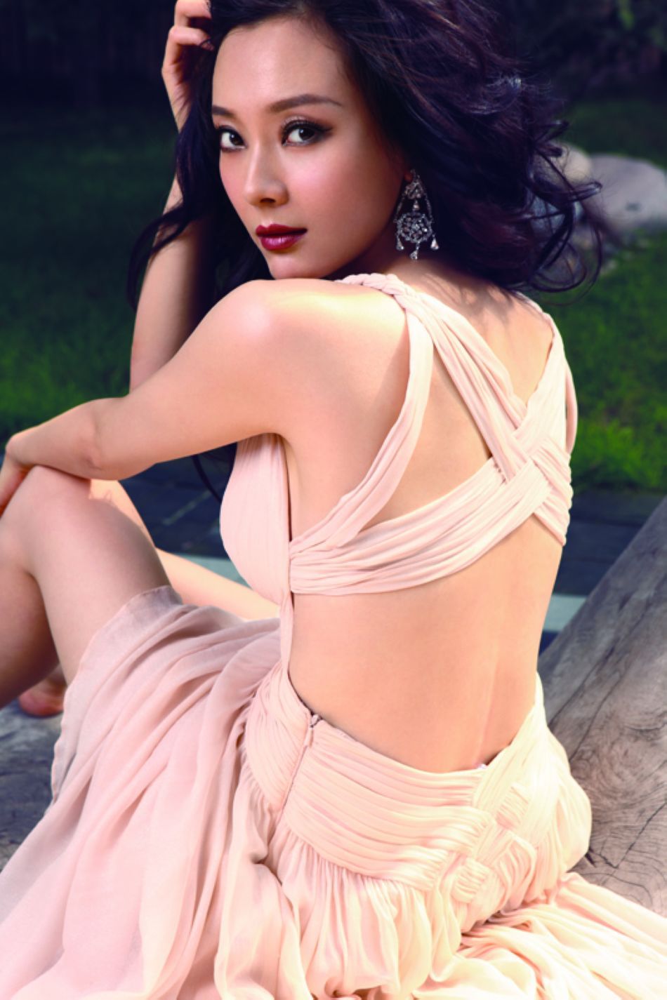 新浪娱乐讯 近日,知名女演员陈数为某一线杂志拍摄写真,在该组大片中