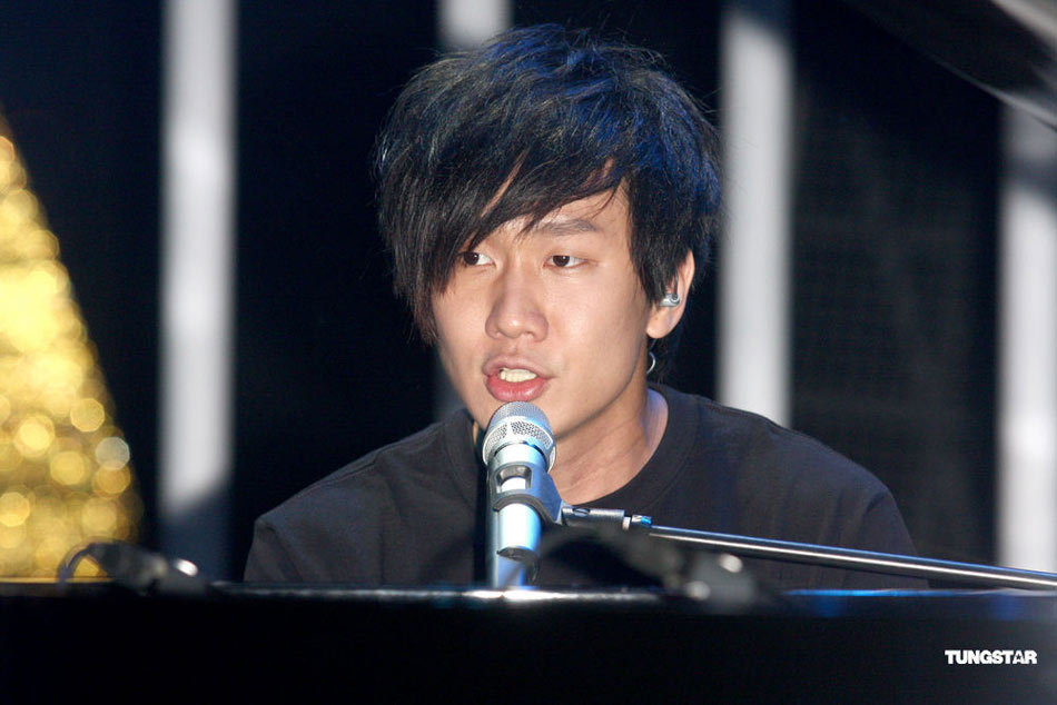 萧敬腾演绎王菲经典 林俊杰自弹自唱怕忘词 --