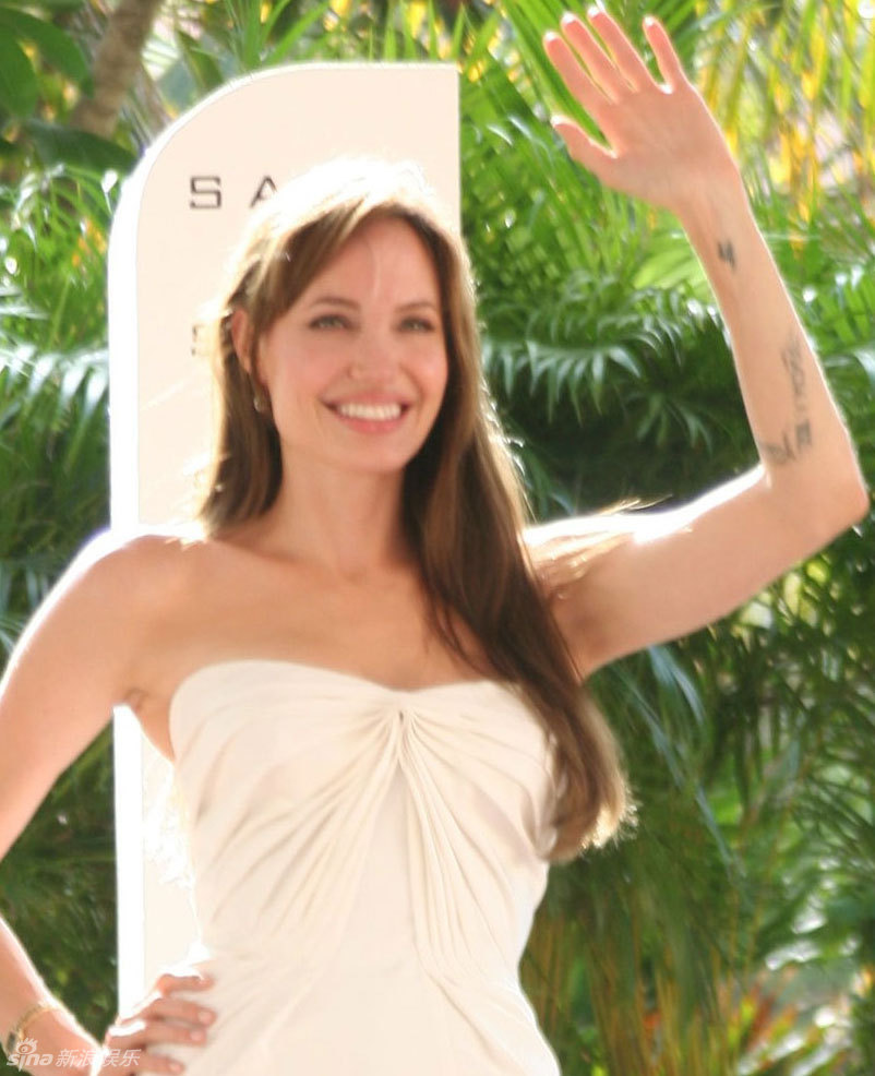安吉利娜·朱莉(Angelina Jolie)性感亮相墨西哥 白裙优雅