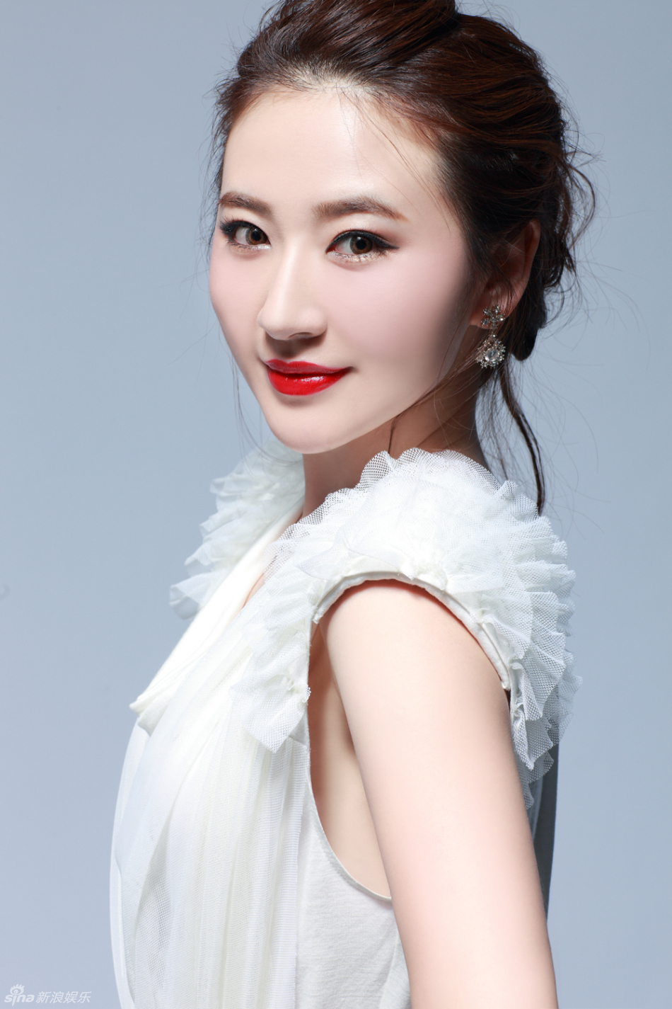 幻灯组图:音乐才女林天爱优雅大片 鲜艳红唇显娇嫩_高清图集_新浪网