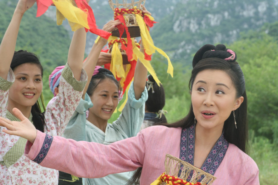 幻灯图:舒畅演绎刘三姐柳州唱山歌斗财主