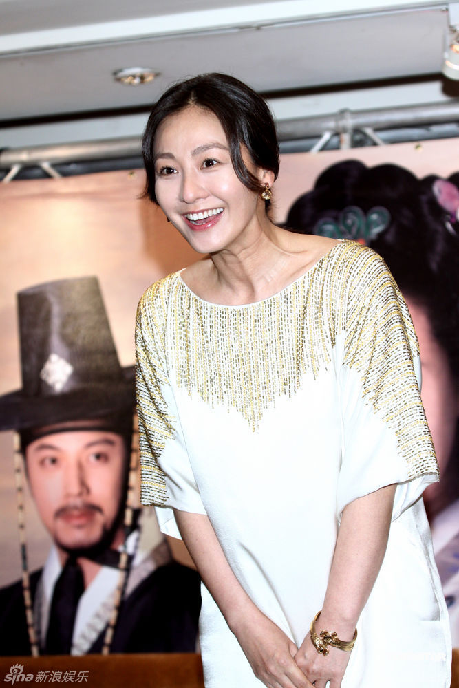 幻灯图集:李美妍赴台宣传新剧 白裙亮相高贵迷人_高清图集_新浪网