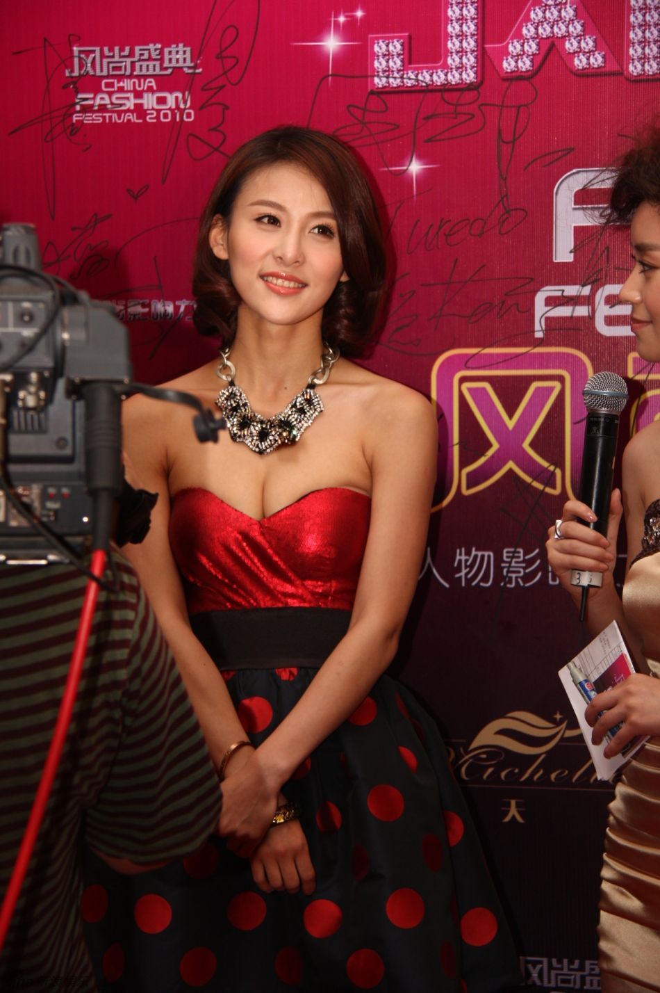 组图:贾青出席风尚大典 抹胸小礼服成全场亮点_高清