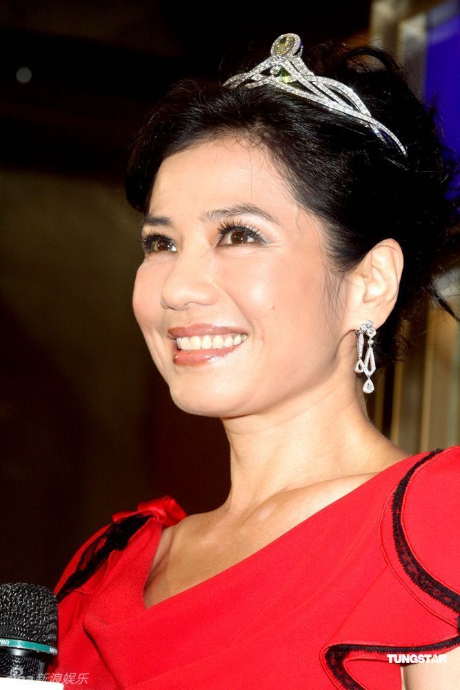 钟楚红为珠宝店剪彩 着红色礼服变公主[44P] | 