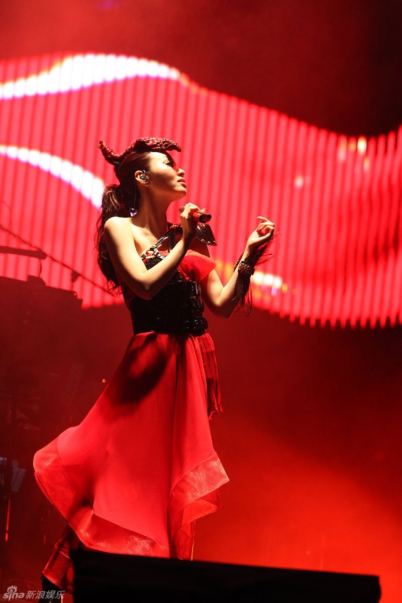 张靓颖的演唱会全部 704_174841_140339.jpg