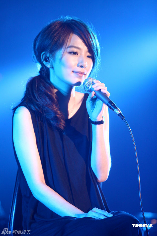 组图: Hebe单飞 办音乐会 SHE两姐妹大力捧场 