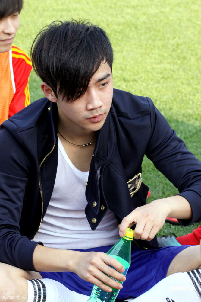 组图:80后明星足球队北大比赛