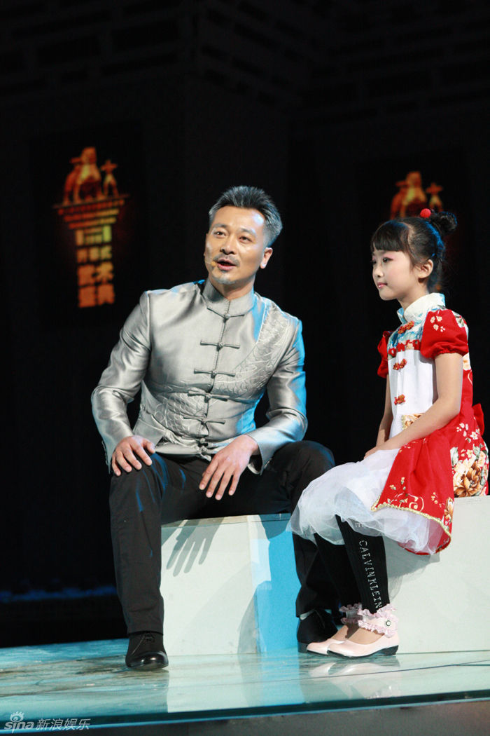 吴樾白发亮相