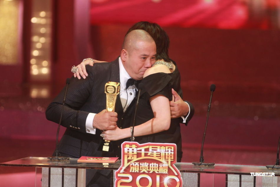 组图: 麦长青 获最佳男配角奖 激动难以掩饰情绪