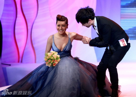 婚纱秀音乐_动漫婚纱情侣头像(2)