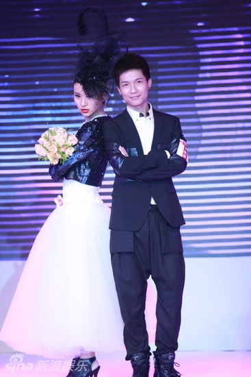 婚纱秀音乐_动漫婚纱情侣头像(3)
