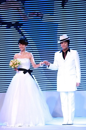 婚纱秀音乐_动漫婚纱情侣头像