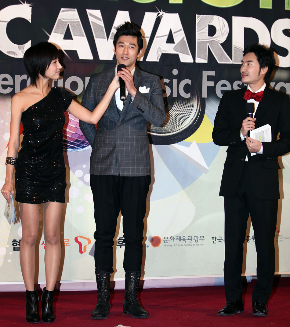 <em>少女时代CNBLUE</em>等组合出席音乐颁奖礼 -- 佛