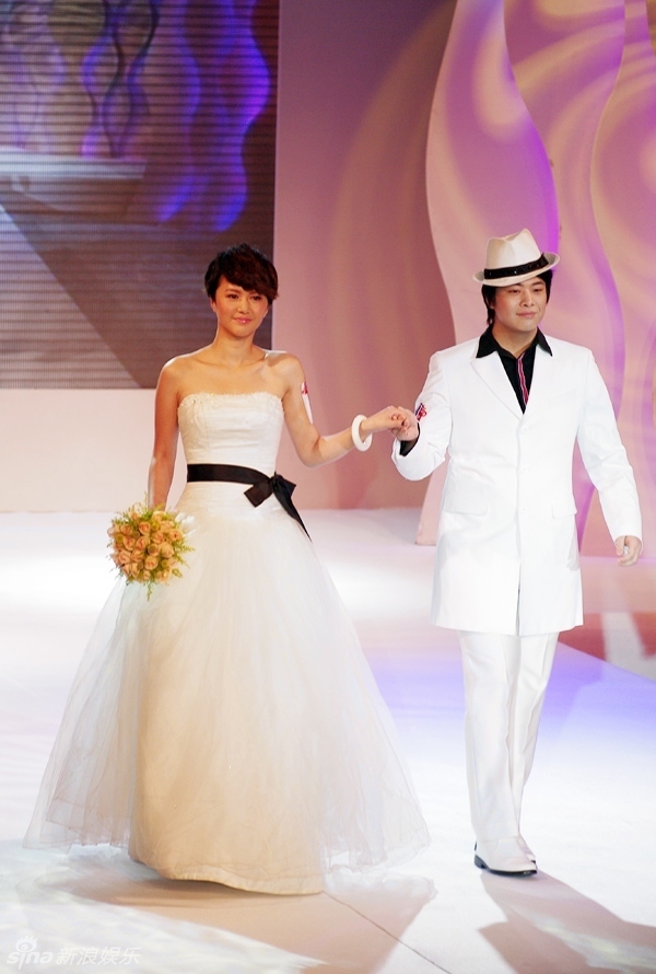 婚纱秀音乐_动漫婚纱情侣头像