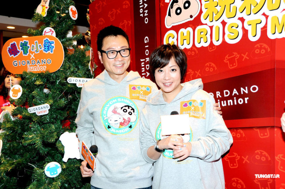 组图:<em>黎耀祥</em>和<em>妻子</em>搭档赚钱 送手表当圣诞礼物