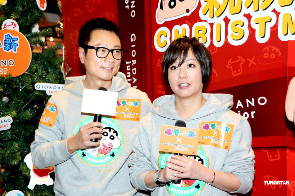 组图:<em>黎耀祥</em>和<em>妻子</em>搭档赚钱 送手表当圣诞礼物