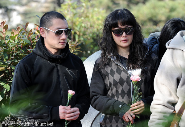 组图:李钰安徽落葬青铜女孩做墓碑 男友汪雨寄哀思_高清图集_新浪网