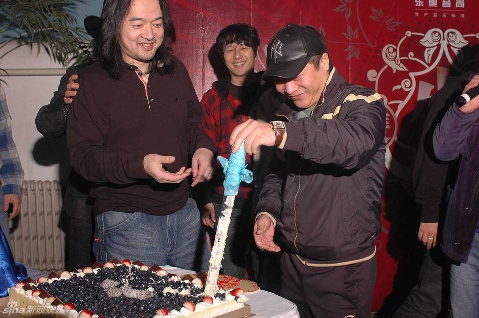 沙宝和音乐人捞仔 奥运冠军王涛切生日蛋糕