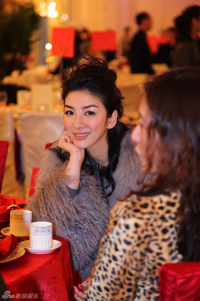 组图:黄奕高贵亮相宴会 透露NBA全 明星 周末行