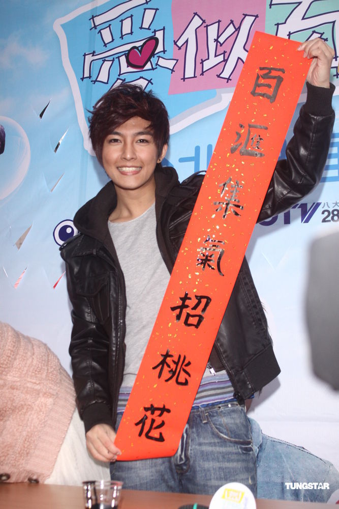 组图:《爱似百汇》签名会 炎亚纶称辰亦儒劳碌