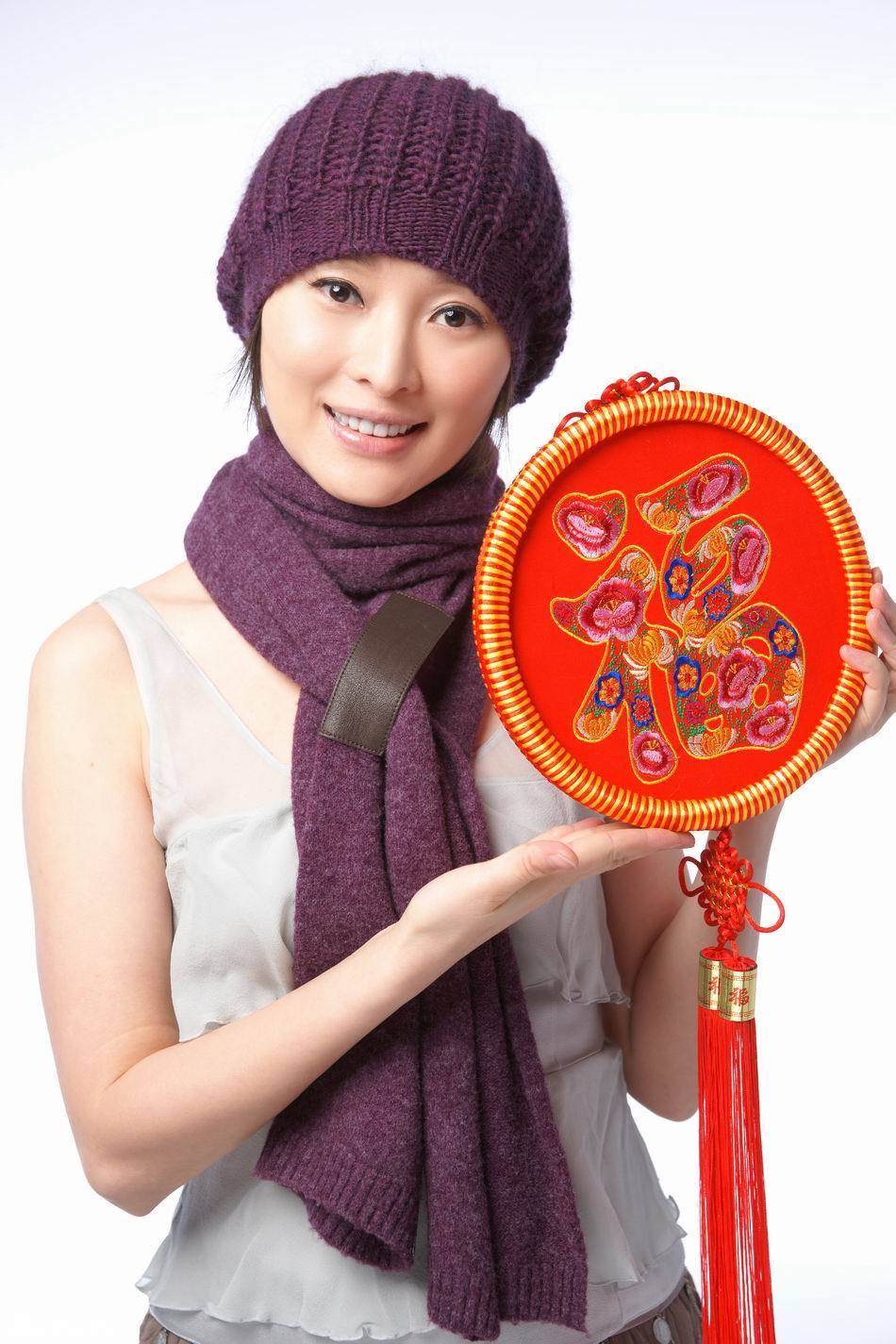 高清图:吴越推拜年写真 喜庆知性显传统女人