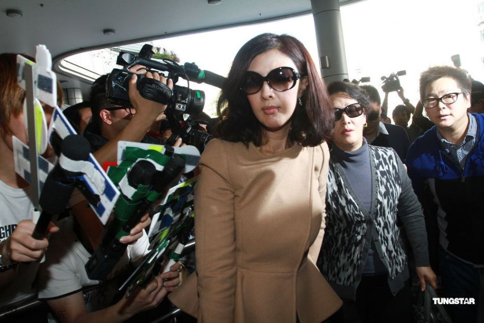 组图:李嘉欣<em>姐姐</em>医院探视 靓丽动人不输<em>妹妹_</em>