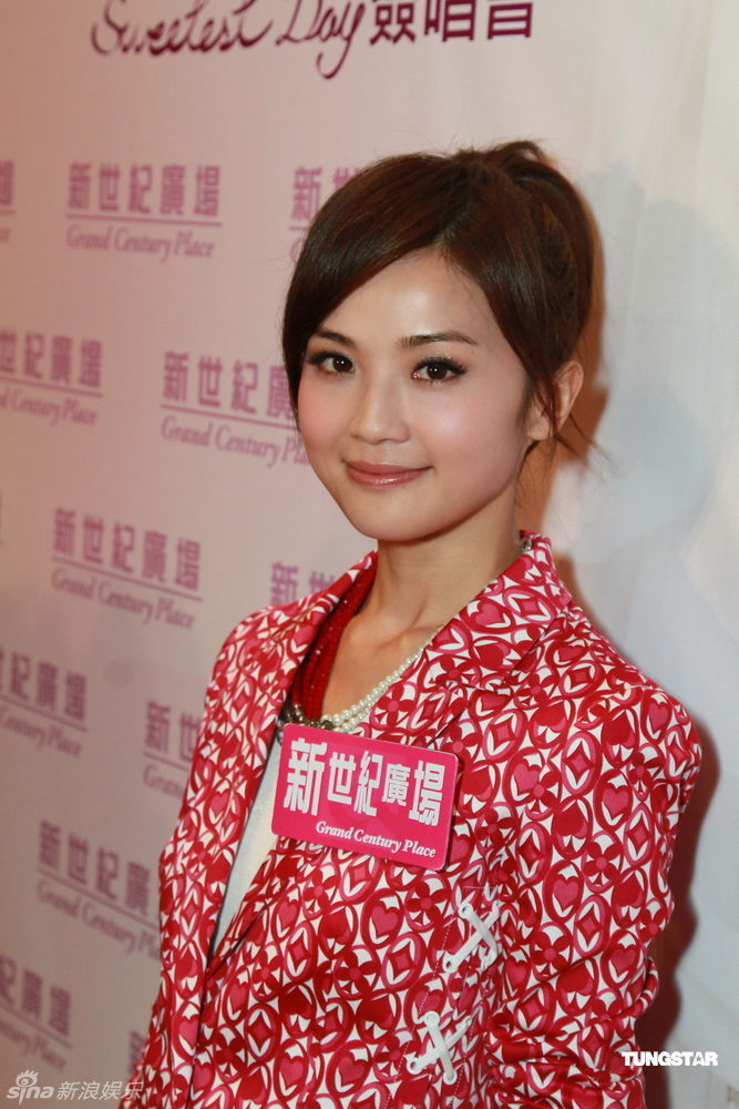 高清图:蔡卓妍举行签名会 红衣甜美笑容可人_高清图集