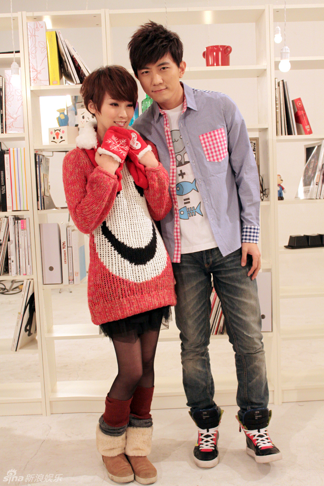 组图:主播谢楠大左甜蜜搭档