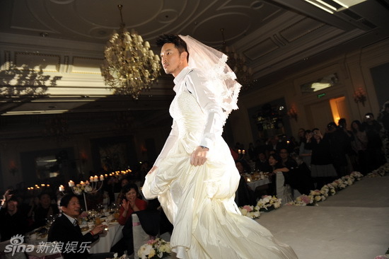 婚纱热舞_美女热舞(3)