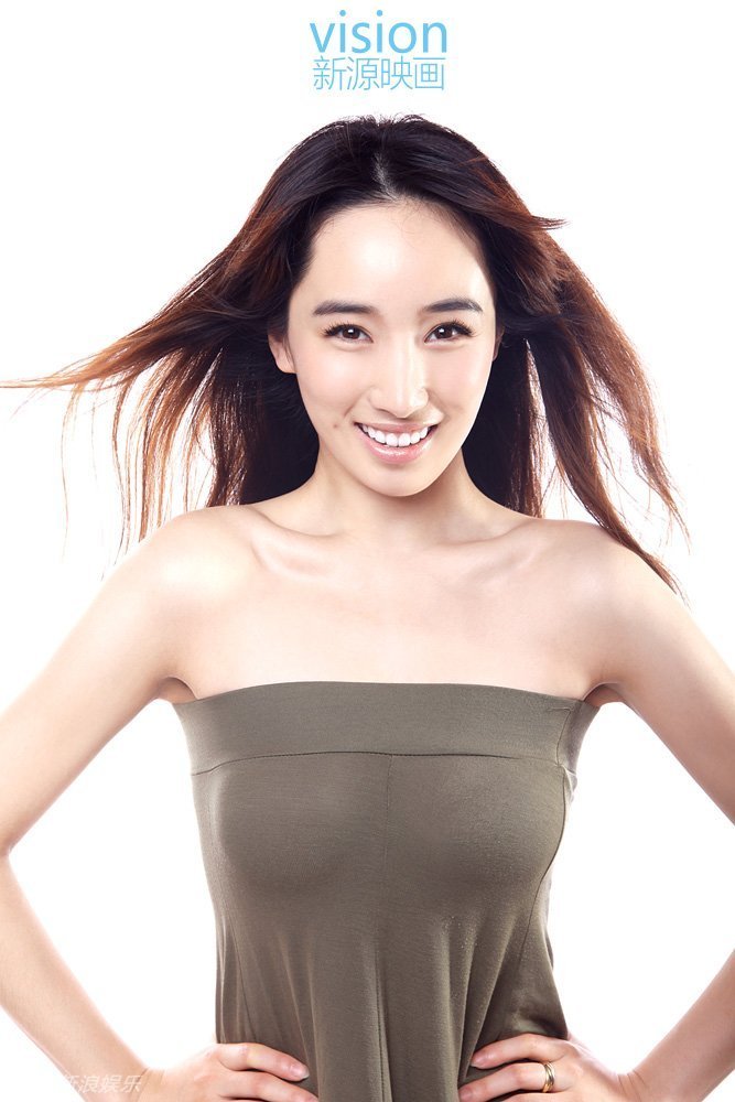新《红楼梦》中袭人的扮演者李艳,近日受邀拍摄了一组时尚裸妆写真