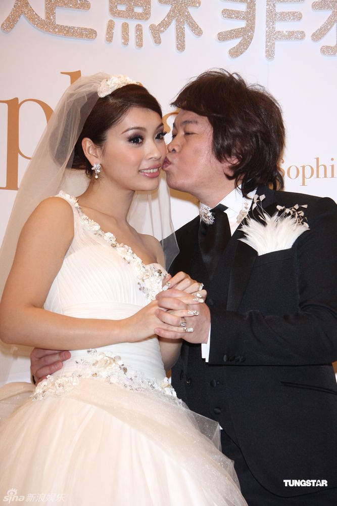 未婚妻小颖的浓情婚纱照_小浓情(2)