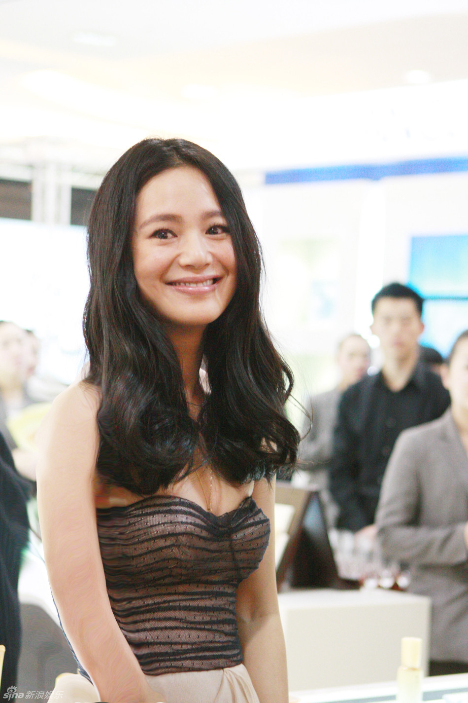 组图:周韵气质清新淡雅 出席剪彩活动 -- 佛山E