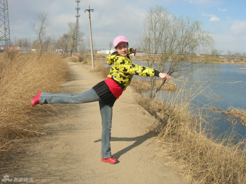 组图:<em>芙蓉姐姐</em>踏青欲寻桃花运 要为个唱瘦至8