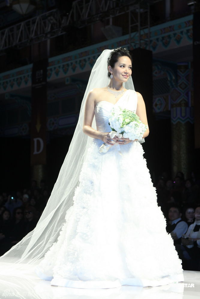 钻石婚纱图片_蓝色花钻石婚纱礼服(3)