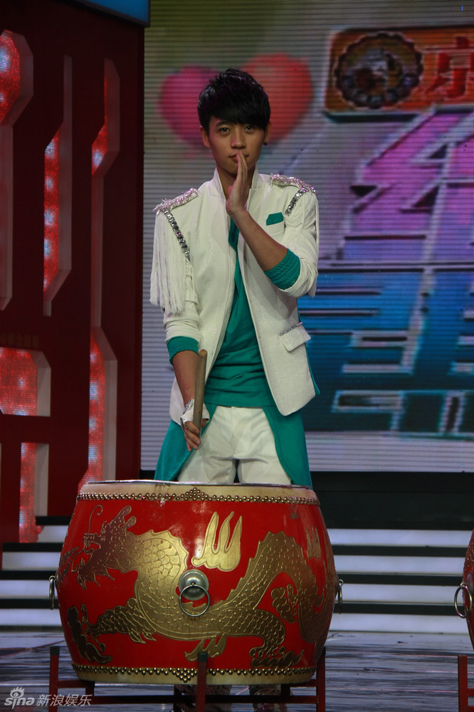 组图:《<em>给力星期天</em>》至上励合玩转大鼓遇踢馆