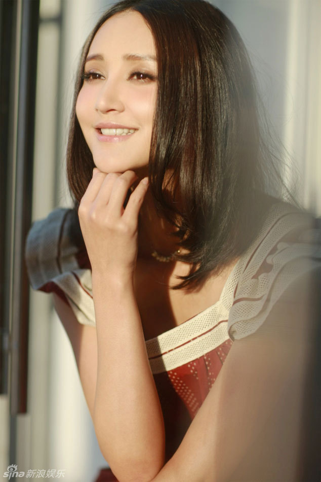 组图: 张歆艺 春日写真出炉 逆光女孩暧昧在倾城